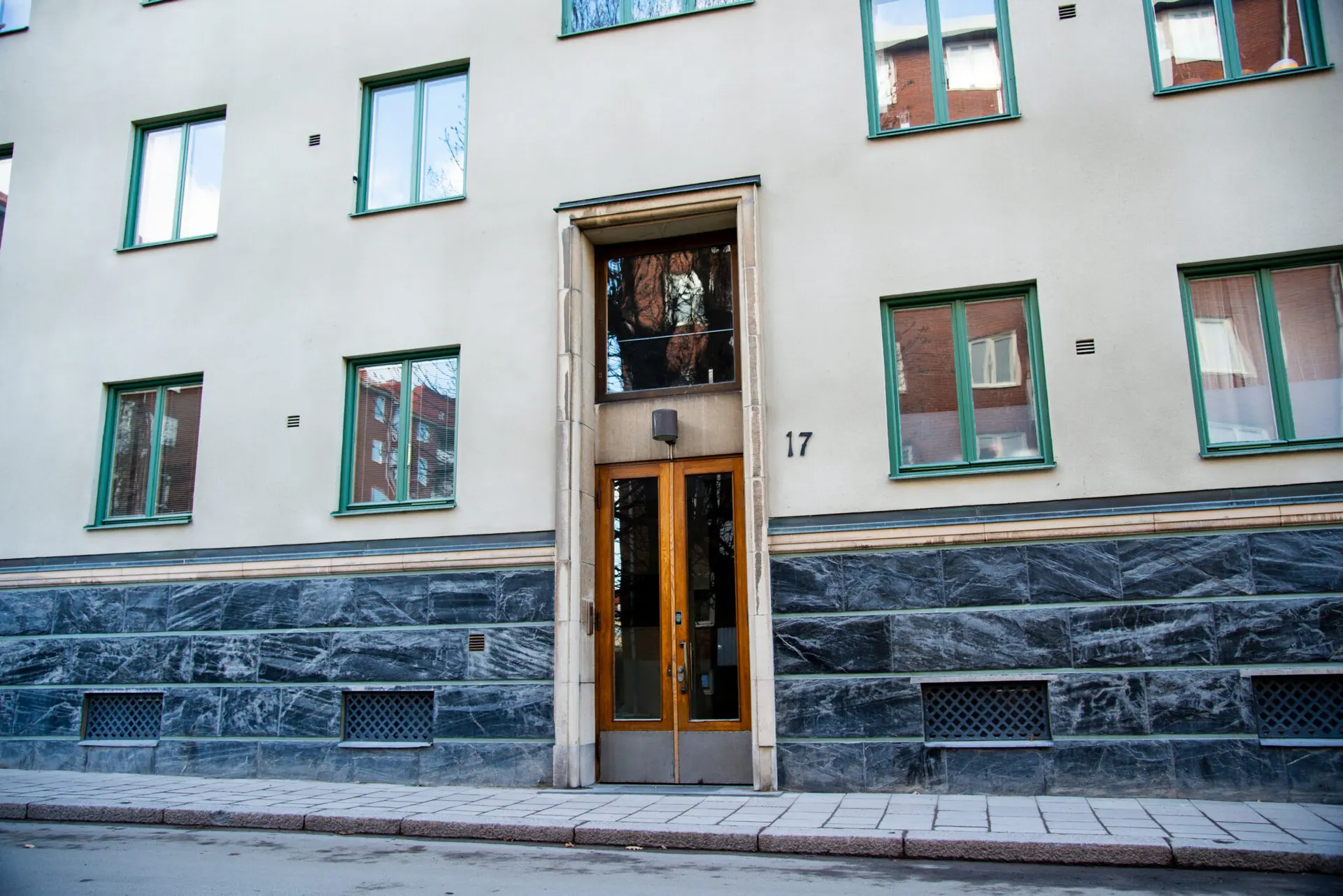 Entré till flerbostadshus med stenfasad