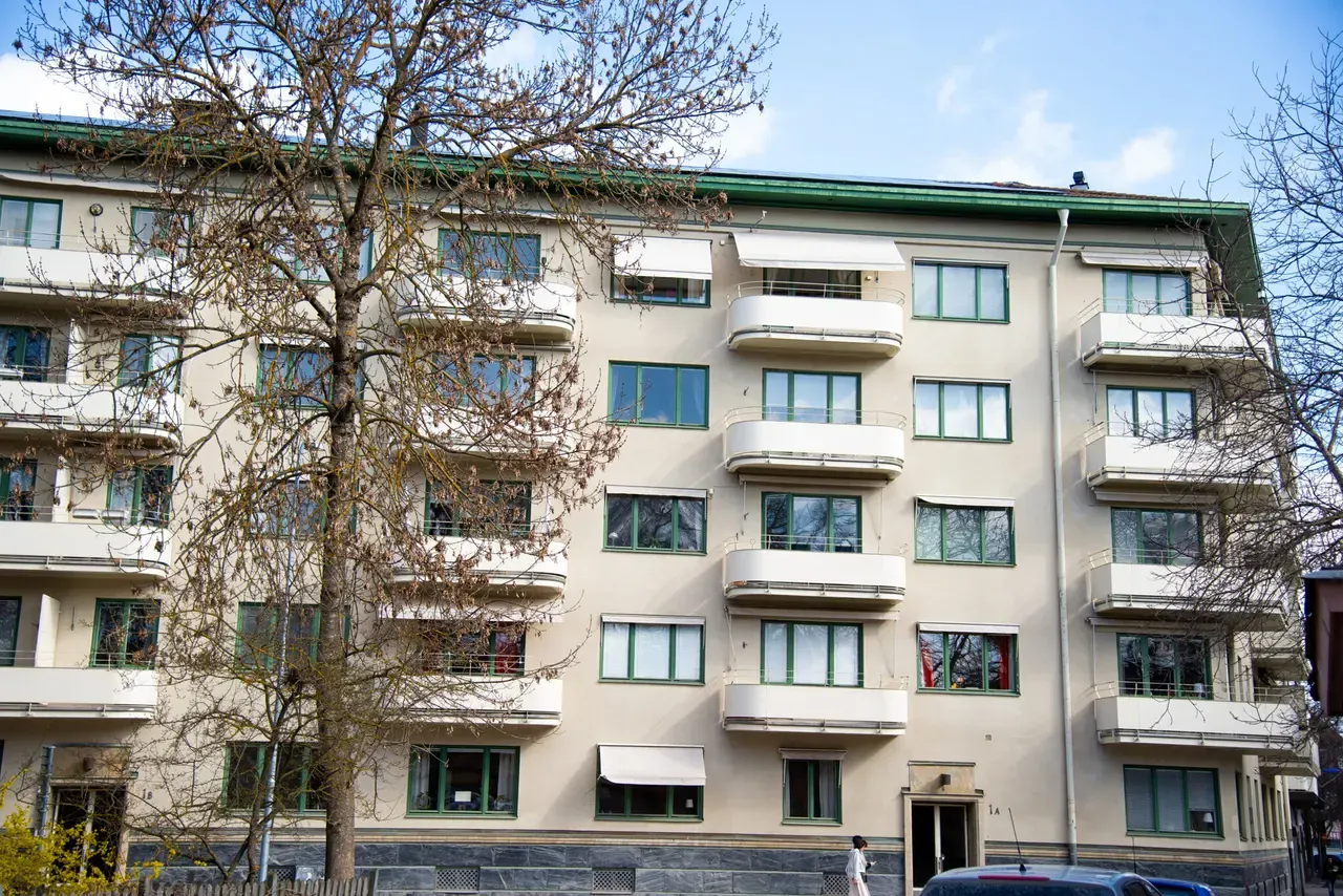 Vitt flerbostadshus med balkonger i Uppsala