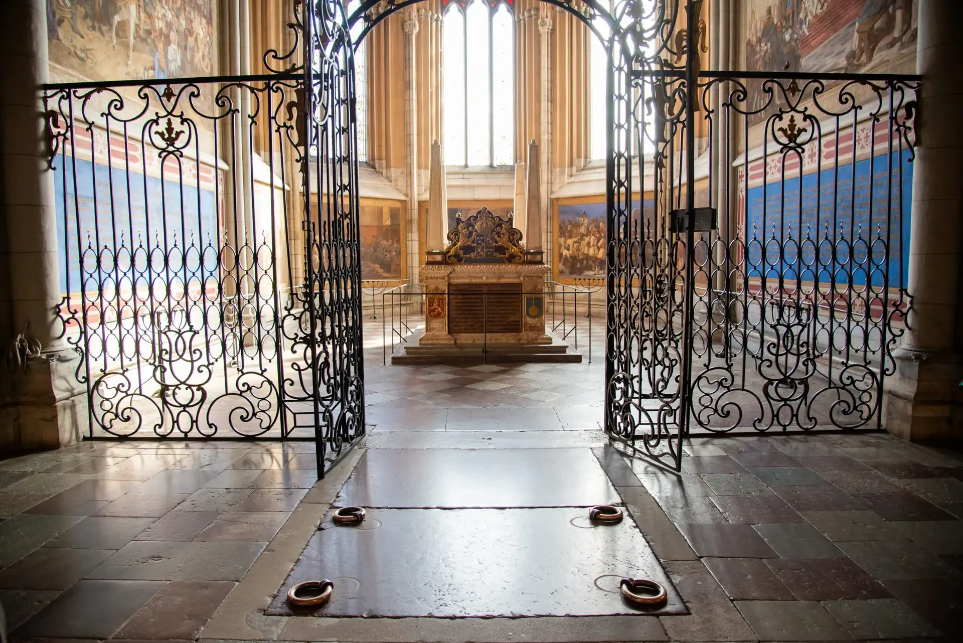 Järngrind framför högaltaret i Uppsala domkyrka