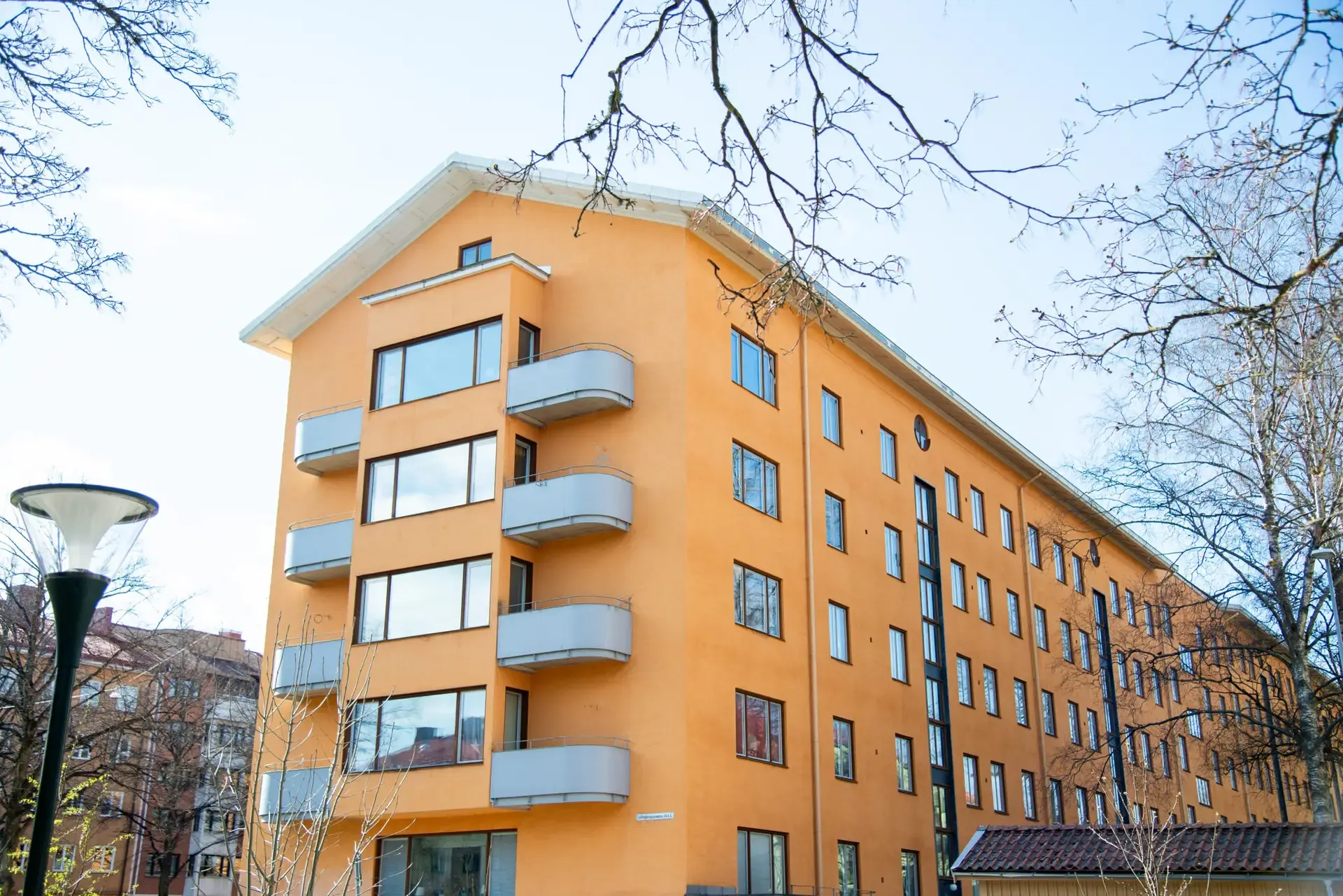 Gult flerbostadshus med balkonger i Uppsala