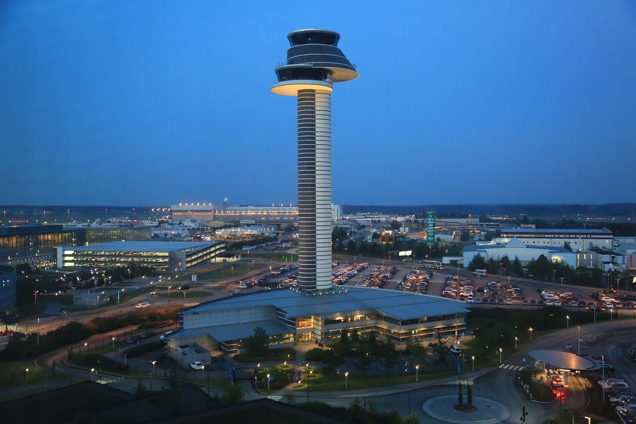 Flygledartornet på Arlanda flygplats i kvällsljus