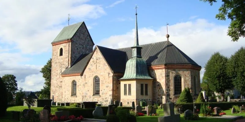 Vallentuna kyrka med kyrkogård en sommardag